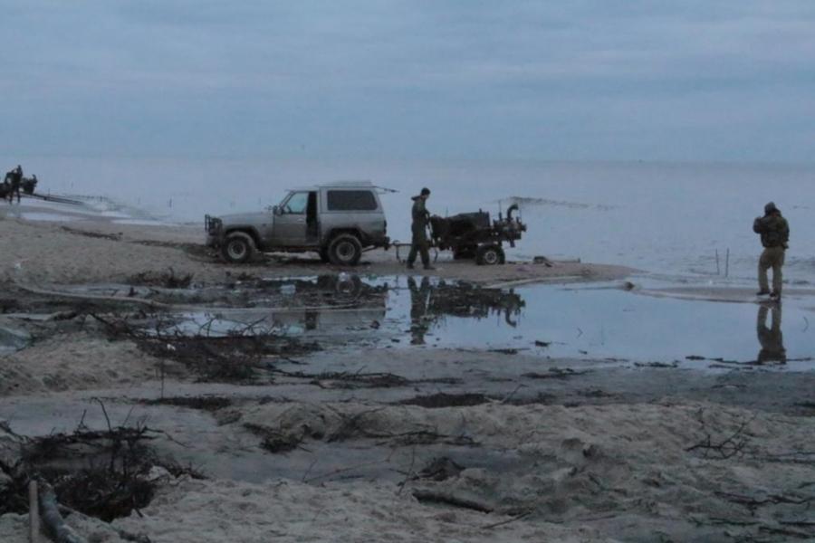 Полиция: «черные копатели» янтаря уничтожили пляж у пос. Синявино (фото)