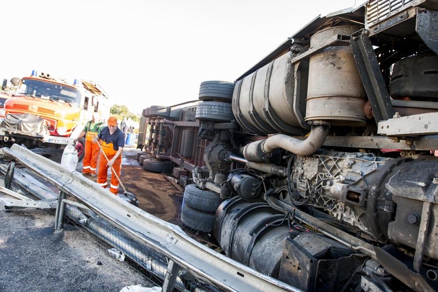 В Литве перевернулся калининградский грузовик с макулатурой (фото)