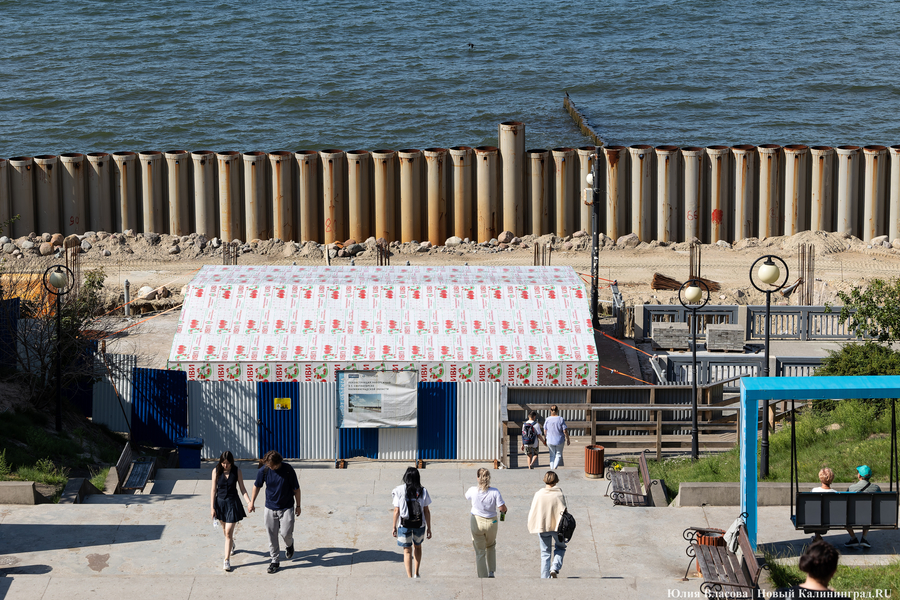 С видом на море и стройку: как выглядит пляж в Светлогорске этим летом