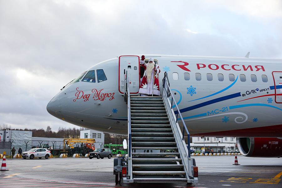 На импортозамещенных крыльях: в Калининград прилетели Дед Мороз и Снегурочка (фото)