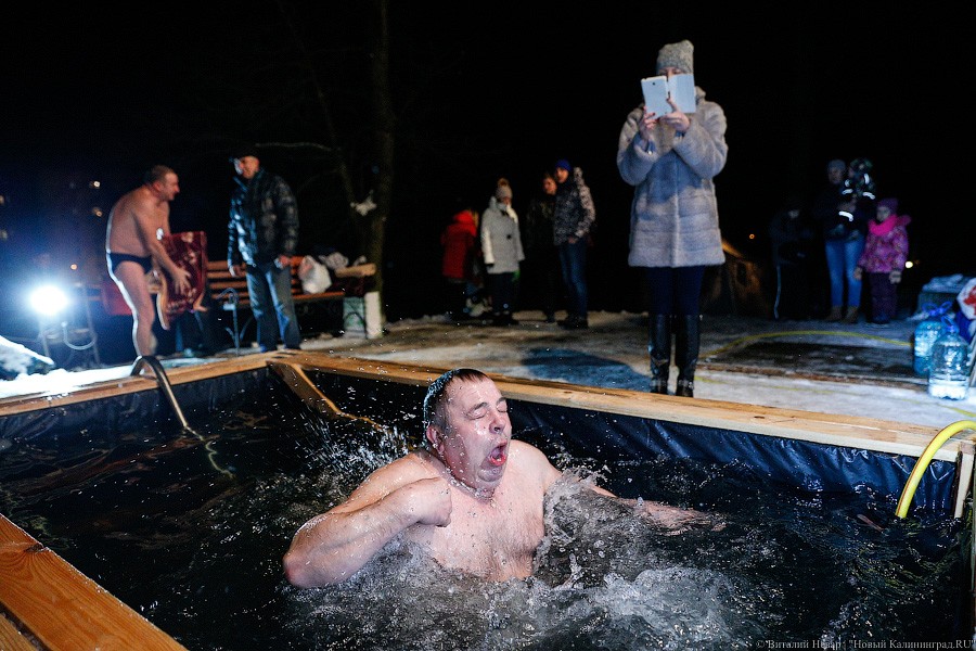 Окунулся, перекрестился: как прошли Крещенские купания в Калининграде (фото)