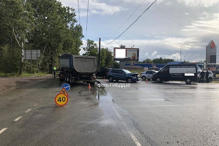 В Калининграде женщина на «Фольксвагене» врезалась в грузовик (фото)