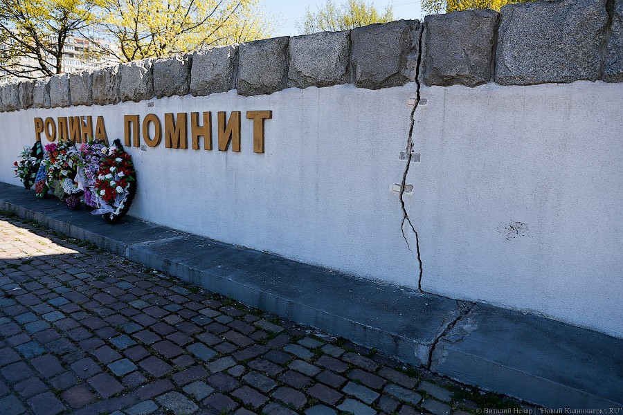 После потопа появились новые трещины на памятнике морякам-балтийцам (фото)
