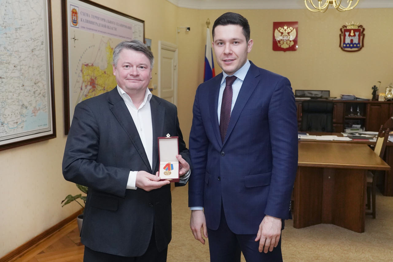 Алиханов вручил экс-заместителю Батанову медаль за заслуги перед регионом