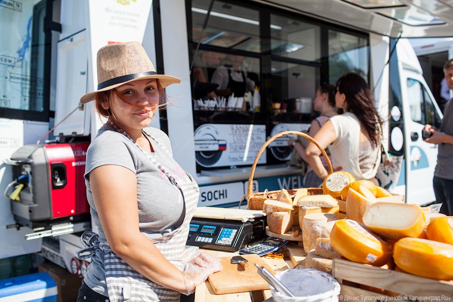 Клопс на колёсах: как прошёл фестиваль фудтраков на Верхнем озере  