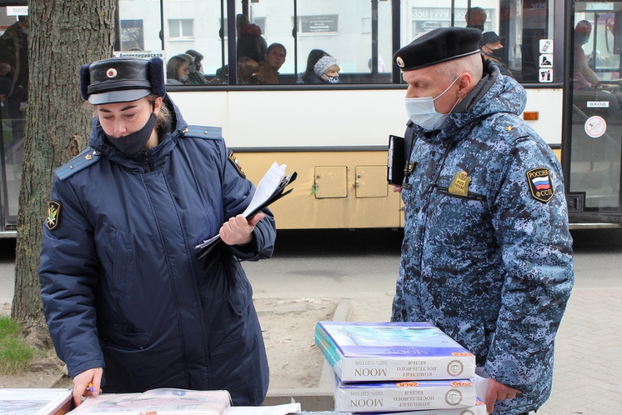 В Калининграде приставы арестовали товар нелегальных торговцев у рынка и «Плазы»