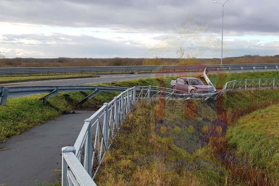 На черняховской трассе погоня полиции за «БМВ» закончилась ДТП и бегством нарушителей (фото)