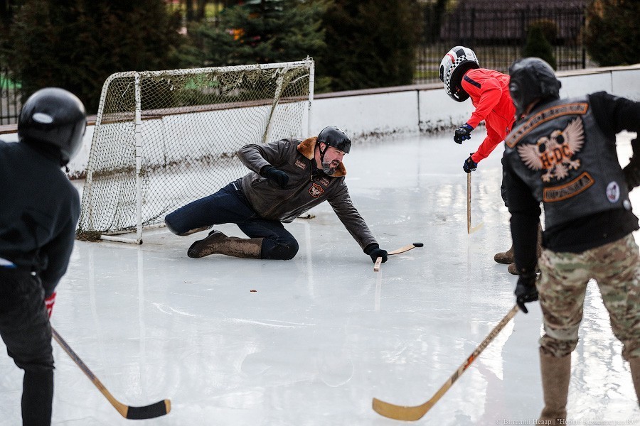 Сумасшедший хоккей: как калининградские байкеры в валенках гоняли по льду (фото)