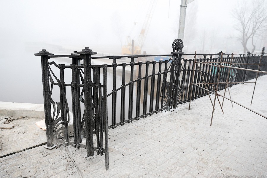 От авторов синей рыбы: на Высоком мосту ставят новую кованую ограду (фото)