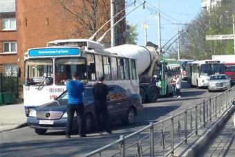 В Калининграде на улице Горького автомобиль столкнулся с троллейбусом, образовалась пробка