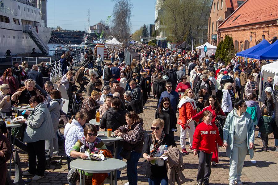 18 апреля: День селедки на набережной Петра Великого