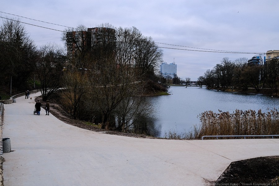 Бетон и пустота: в Калининграде завершается благоустройство Нижнего озера (фото)