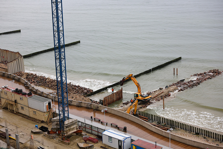 Вода, сваи, буны: что происходит в Светлогорске, где реконструируют старый променад (фото)