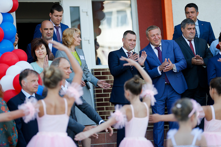 В окружении странных зверей: первая линейка в новой гимназии с первыми лицами