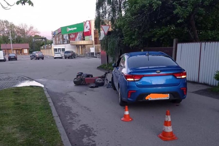 В Калининграде электроскутерист выехал на встречную и врезался в «Киа» (фото)