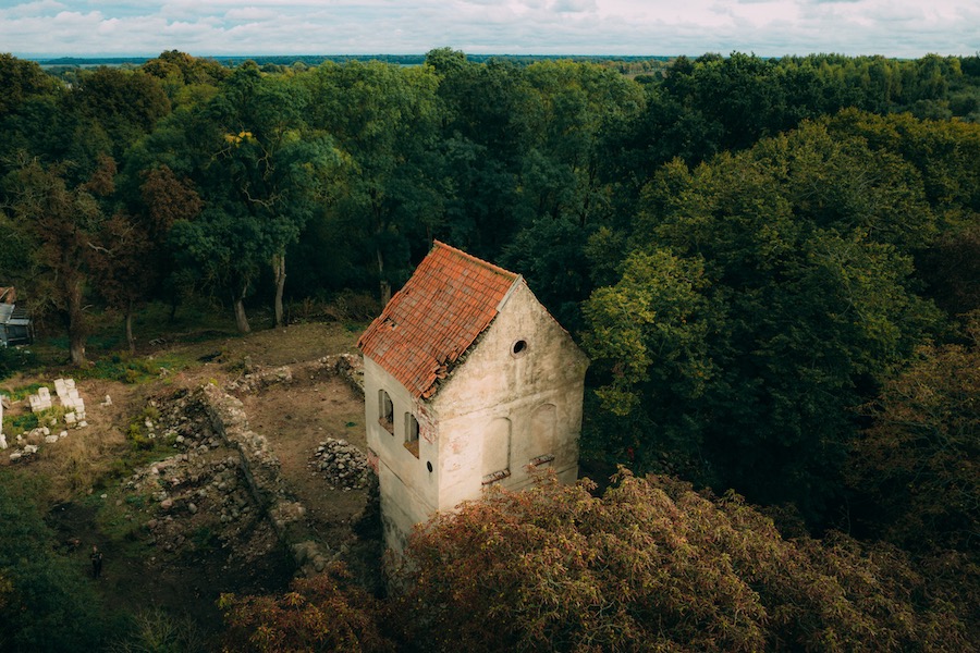 Крыша, решетки, газон: работы на руинах кирхи Шёнвальде не планируют останавливать зимой (фото)