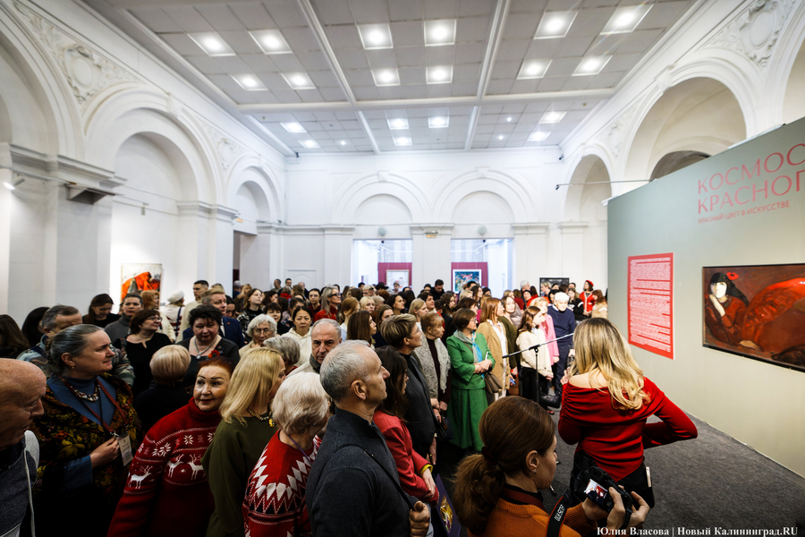 Вселенная смыслов и эмоций: в Музее искусств открылась выставка «Космос красного» (фото)