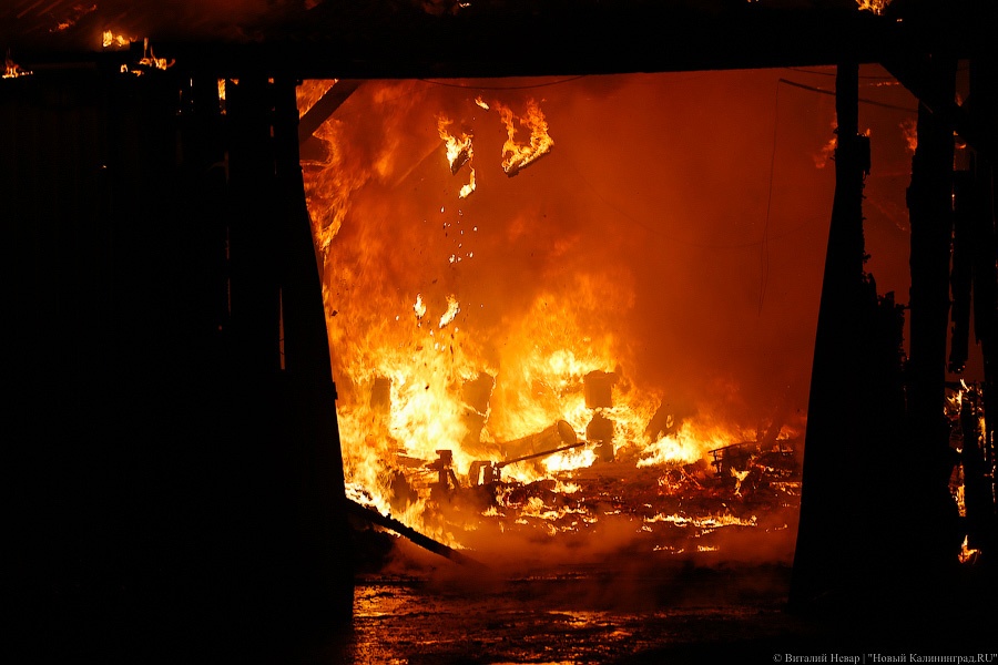 В Ясной Поляне сгорел гараж вместе с автомобилем