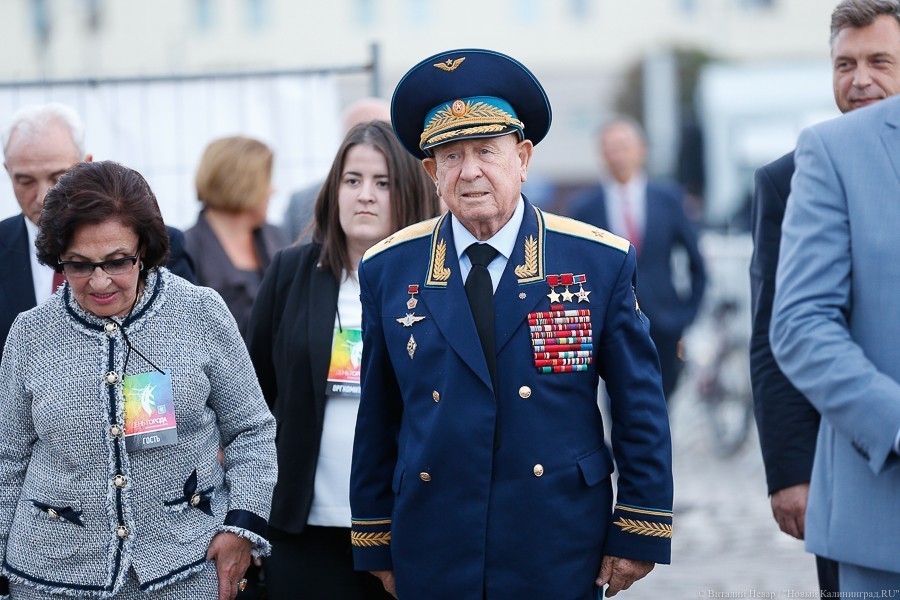 NASA прервало трансляцию выхода в космос, чтобы сообщить о смерти Леонова