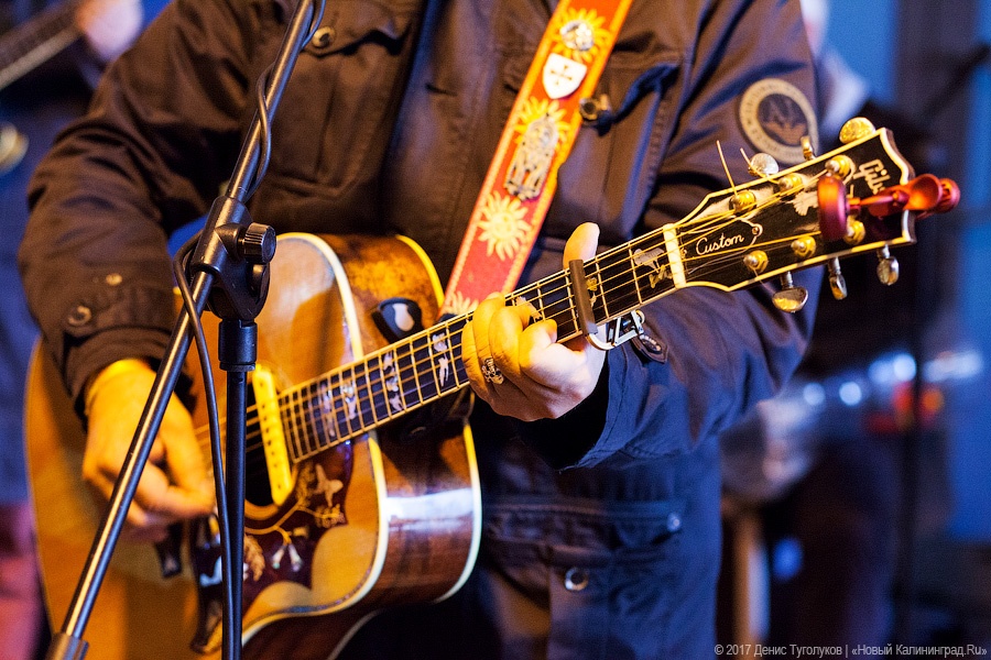 Стучаться в двери травы: Борис Гребенщиков спел для калининградцев на улице