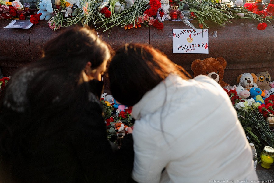 Опустить голову, зажечь свечу: в Калининграде почтили память погибших в Кемерово