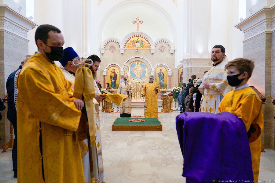 Богослужение в масках: в Калининграде прошла первая литургия в новом храме (фото)