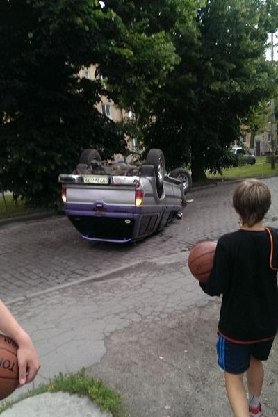 В Калининграде неизвестные перевернули пикап, угнанный у местного жителя его сыном 