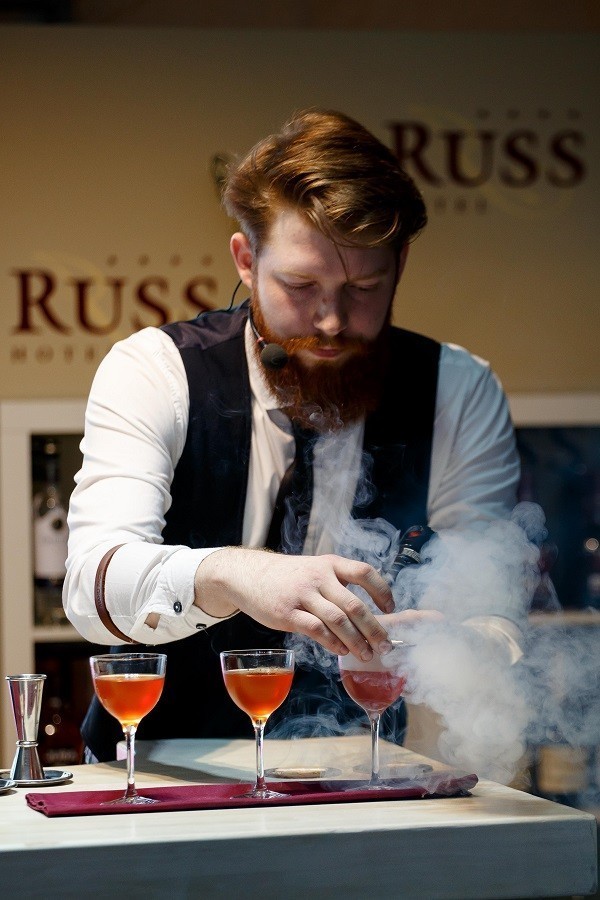 Море, поэзия, коктейли: в Калининграде выбрали обладателя «Янтарного шейкера»