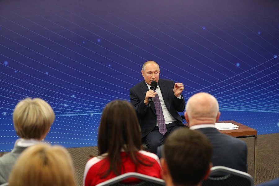 Президент России пообещал подумать над тем, чтобы строить больше школ в некоторых регионах ﻿
