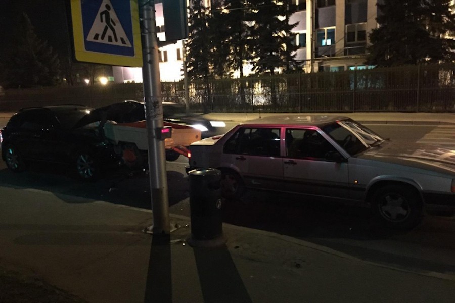 На Невского «Инфинити» врезался в авто с прицепом, водитель получил травму головы