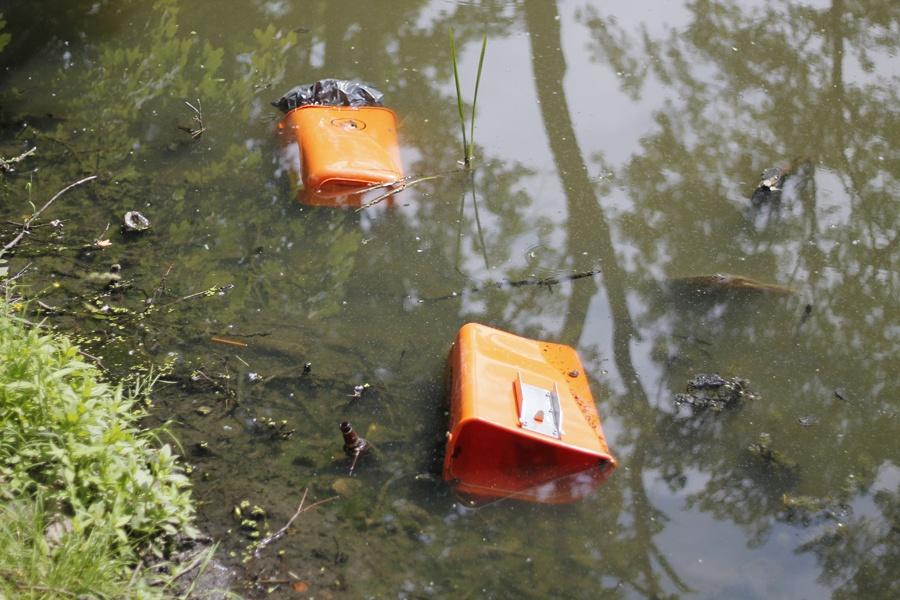 В реконструированном сквере на Юношеской вандалы повредили урны и плафоны (+фото)