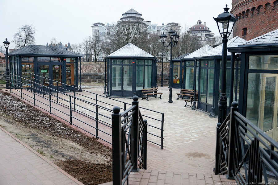 Много «курилок»: закончился монтаж новых палаток у музея Янтаря (фото)