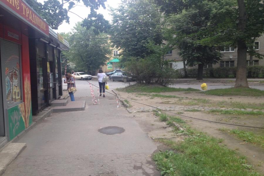 Очевидцы: на тротуарах до сих пор лежат фрагменты деревьев, поврежденных субботним ураганом
