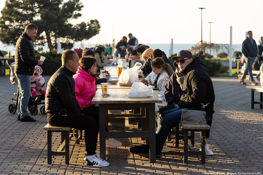 А-ля Новый год: в Зеленоградске «Фиштивалем» в апреле открыли курортный сезон (фото)