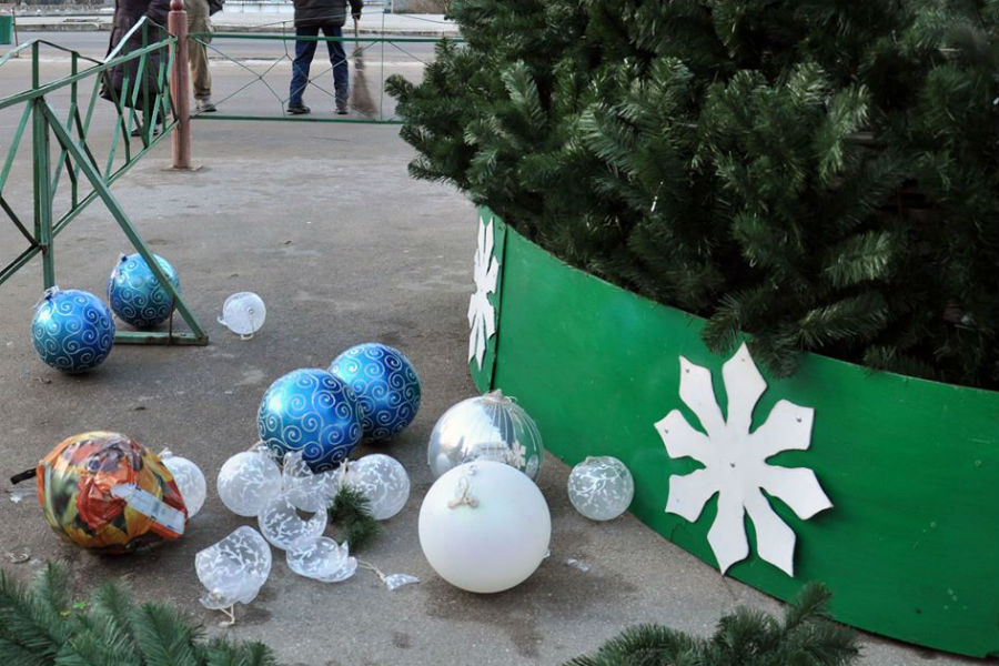 С главной елки в Немане двое мужчин украли шары, потому что они «понравились» (фото)