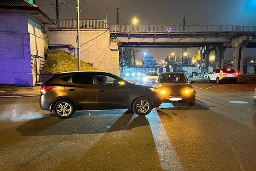 «Хендэ» не уступила дорогу «Ниссану» на перекрестке у двухъярусного моста, пострадал человек