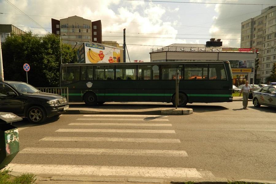 В Калининграде рейсовый автобус сбил 73-летнего пешехода на переходе (фото, видео)