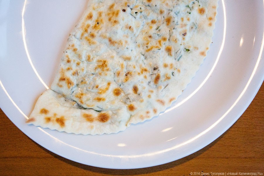 Роспотребнадзор потребовал от чебуречной в Талпаках не брать плату за пакеты для еды