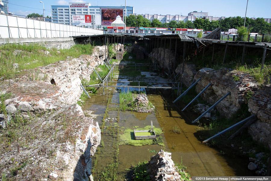 Позабыто, позаброшено: что скрывается за забором «Сердца города» у Дома Советов