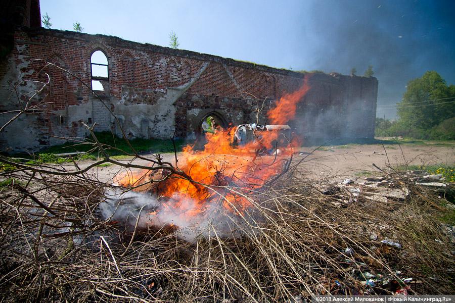 «Приезжайте позже»: территория переданной РПЦ кирхи в Романово превратилась в поселковую свалку