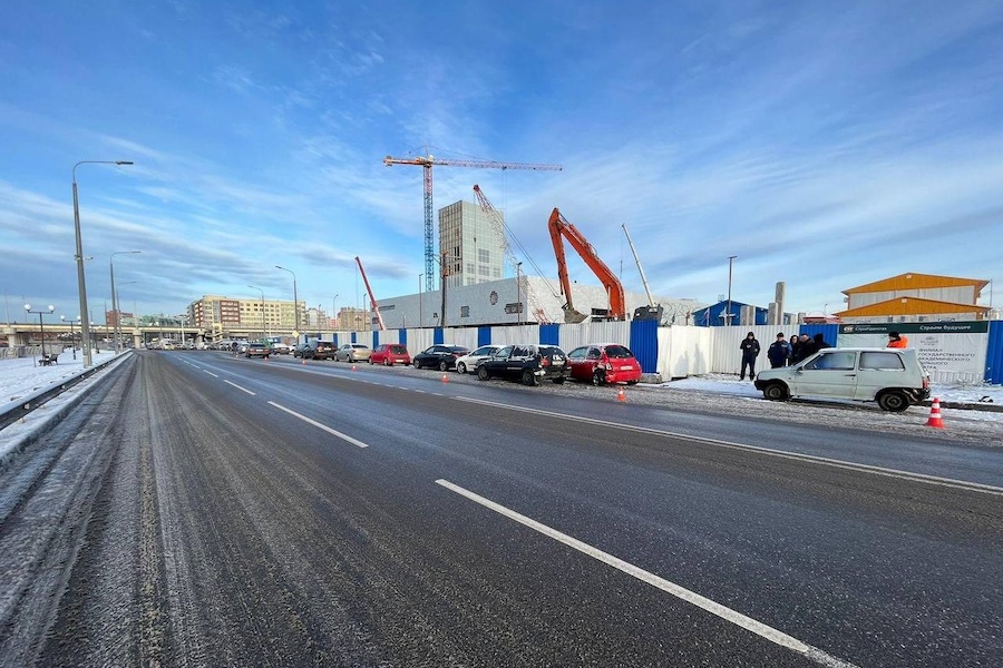 «Из-за дорожных условий»: «Фольксваген» протаранил ряд авто и сбил водителя одного из них (фото)