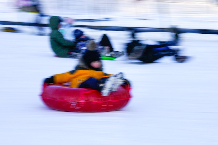 Скользя по утреннему снегу: калининградцы устроили катания с горки в Центральном парке (фото)