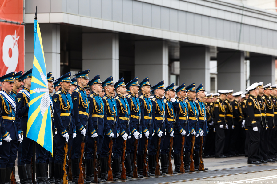 Под Знаменем Победы: в центре Калининграда прошел военный парад (фото)