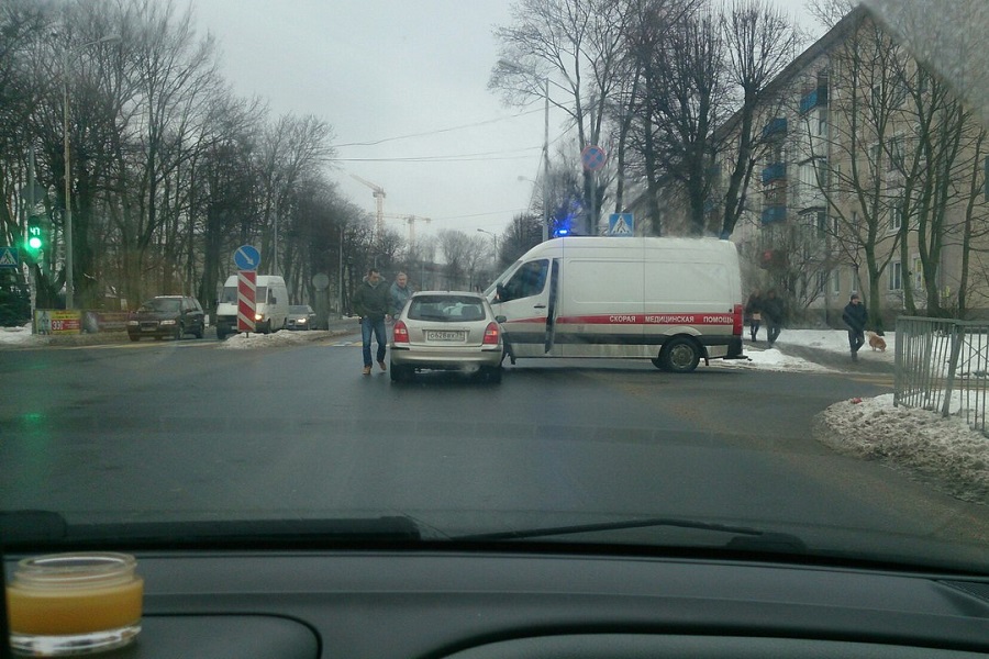 В Калининграде произошло ДТП с участием автомобиля скорой помощи (фото)