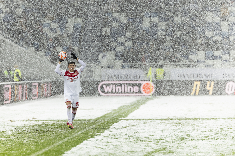 «Не футбол, а регби»: снежный матч «Балтика» — «Спартак» в фотографиях