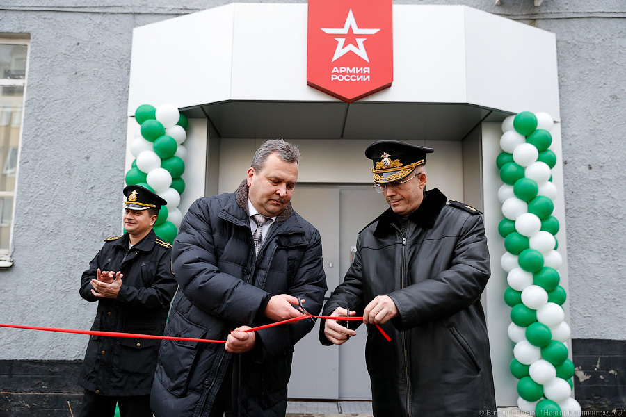 Армейская философия: как в Калининграде продают «вежливых» людей и мишек