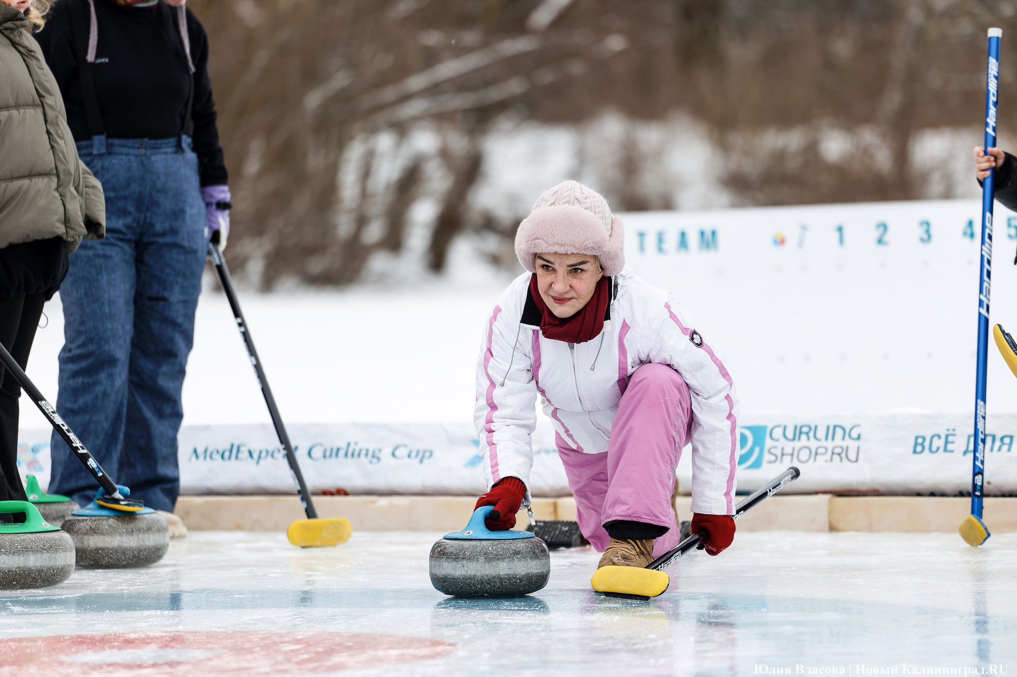 Камни, щетки и «дома»: на озере Шенфлиз впервые сыграли в кёрлинг (фото)