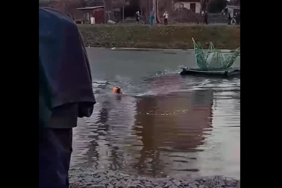 Житель Черняховска прыгнул в ледяную воду и спас провалившегося под лед ребенка (видео)