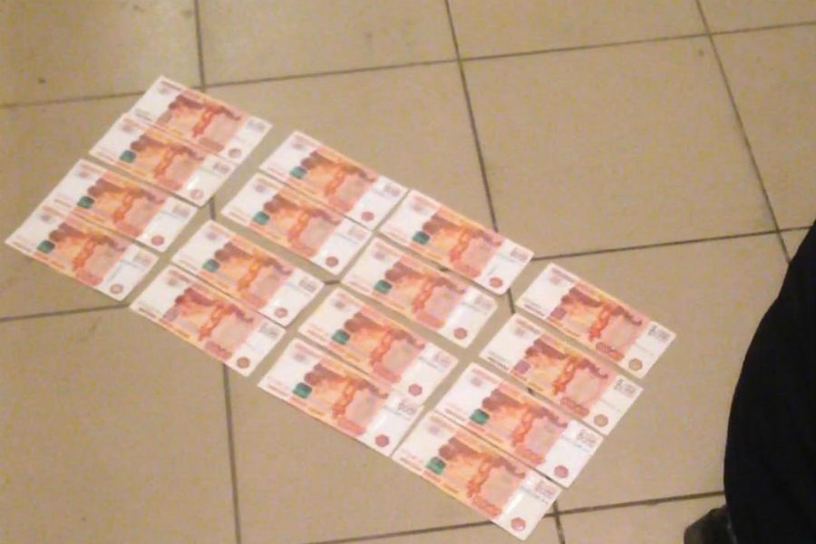 Задержанный за взятку заместитель Косенкова спрятал деньги в почтовом ящике (фото, видео)