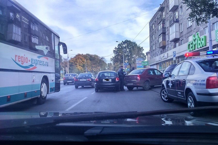 На ул. Гагарина столкнулись две иномарки (фото)